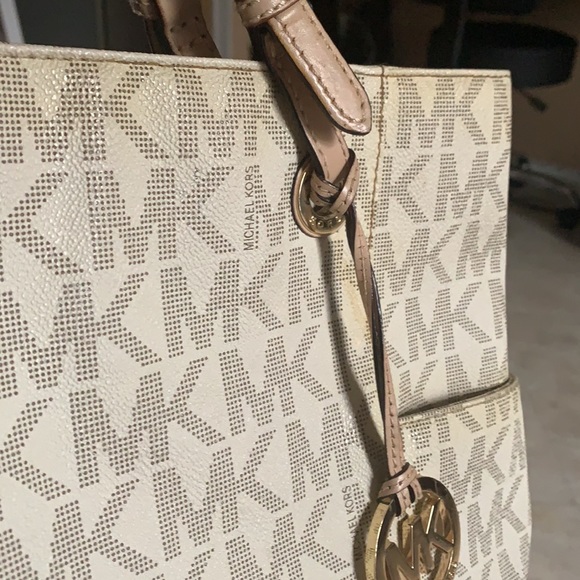 Authentic Michael Kors purse. - Picture 6 of 8